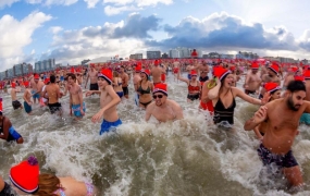 "추워도 알몸으로"…새해 각오 다지며 뛰는 이색 마라톤
