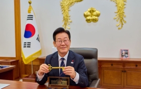 트럼프가 보낸 선물 언박싱한 李대통령 "혹시 백악관 열쇠?"