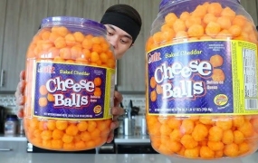 '인간 사료'로 불리는 치즈볼, 동물 사료 만들다 탄생[맛있는 이야기]