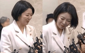 흰 옷 입고 웃기까지?…故 안성기 조문 배현진 '구설수'