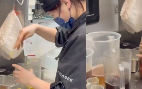 "컵에 맨손 넣고 휘휘"…中 음료 프랜차이즈 위생 논란