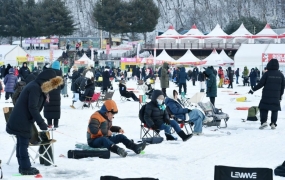 폭설도 막지 못한 화천산천어축제, 밤샘 제설로 ‘100% 정상 운영’ 