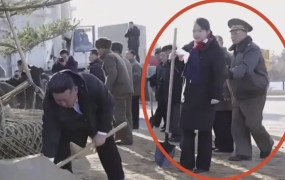 백두혈통에 손을 댔다고?…김정은 딸 건드리는 장면, 그대로 방송