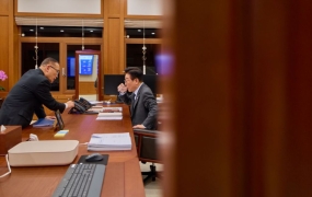 청와대 복귀 한달…멀어진 권위, 가까워진 국민