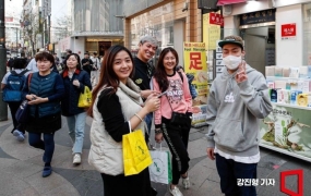 "한국이 우리 대신 받아주네? 땡큐"…방한 중국인 급증에 日반응이