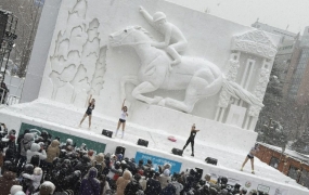 영하 추위 속 '수영복'만 입고 공연한 女 아이돌…보는 이들마저 '아찔'