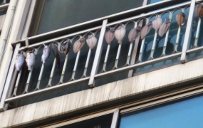 아파트가 건어물 가게? 베란다 난간에 생선 '주렁주렁'에 이웃들 고통 호소