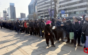 "떨어지기 전에 쟁이라니까"…공짜 식권으로 하루 세 끼 때우는 노인들 