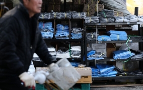 "중동발 비닐봉지 대란"…한국만이 아니었네