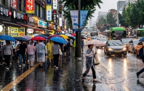 "과거 장마는 잊어라…6월 내내 비" SNS 타고 활활