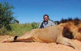 사냥하러 아프리카 갔다가 코끼리에 짓밟혀 사망한 美백만장자