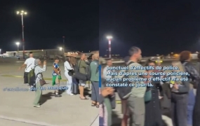 "당장 비행기 멈춰" 출입국 지연에 분노한 승객들, 활주로까지 점거