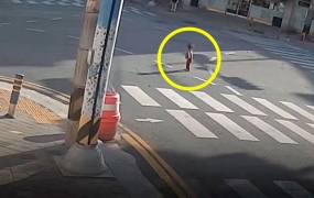 도로 한복판에 길 잃은 두 살배기…'아찔한 상황'에 뛰어든 시민