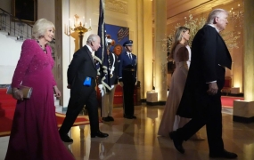 백악관 트럼프 책상에 담긴 미·영 146년 우정…찰스 3세 선물의 정체