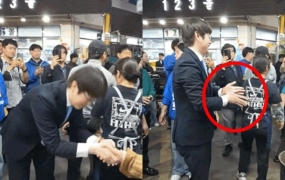 하정우, 시장서 '악수 후 손털기' 논란…국힘 "유권자가 벌레냐"