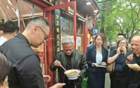 '베이징 먹방 스타' 젠슨 황, 이번에도 中 길거리서 짜장면 즐겨
