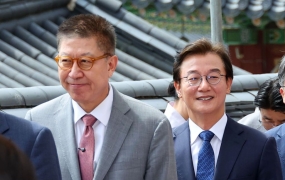 "고마 좀 이기라"… 롯데야구 성적에 속타는 부산시장 후보들