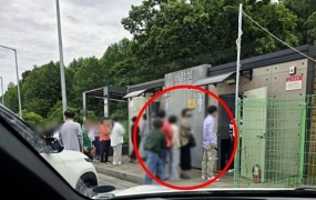 女화장실 줄 길다고 男화장실 들어가…"남자가 하면 성추행 아니냐"