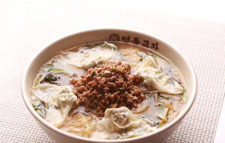 "8,000 Bowls Sold Daily"... The Secret of a 60-Year-Old Culinary Landmark in Central Seoul