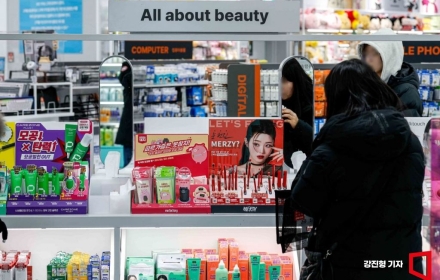2030 천국? 이젠 중년들도 간다…'싸고 품질 좋은' 다이소 화장품에 반한 시니어
