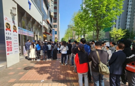 "직접 가져다줘도 모자랄 판에…" SKT 유심 교체 첫날, 헛걸음한 가입자들