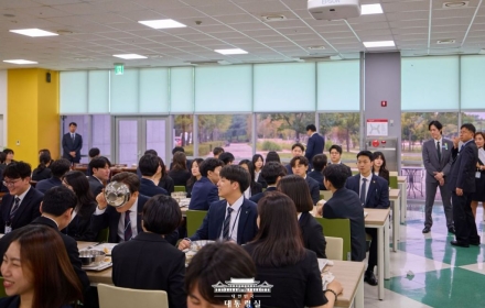 "벌컥벌컥" 이재명 대통령, 밥 먹다 '드링킹 샷' 포착