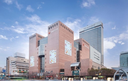 Shinsegae Gangnam Branch Surpasses 3 Trillion Won in Sales for Third Consecutive Year... "Aiming for 4 Trillion Won Next Year"