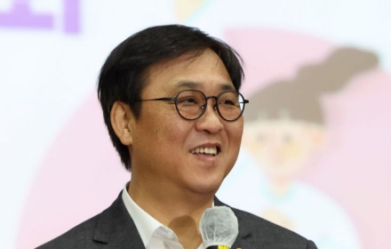 Minister Choi Hwee Young Sends Congratulatory Message to Author Jung Jihoon at 'Lucca Awards': "Elevating the Status of the Birthplace of Webtoons"