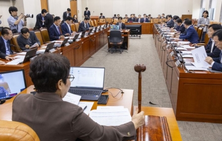 Ruling and Opposition Parties Clash Over Tariff Negotiation Ratification at Finance Committee... Agreement Reached on 700 Billion Won Reserve Fund