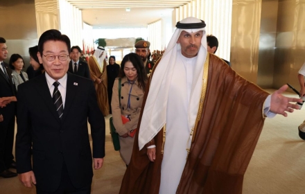 President Lee Arrives in Abu Dhabi... UAE Escorts with Four Fighter Jets