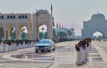 李 대통령 흰 벤츠 타고 등장하자…'긴 머리' 좌우로 흔든 소녀들, 왜?