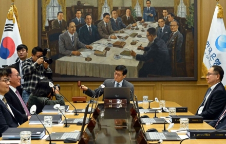 "Growth Rate Recovering, But Exchange Rate Concerns Grow"... Why Was the Base Rate Frozen in November?