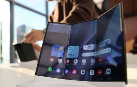 두 번 접는 삼성 '트라이폴드'…판매 첫날 완판됐다