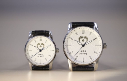 李 대통령 손목시계 공개···자필로 '국민이 주인인 나라'