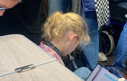 만원 열차 바닥에 앉은 英 공주…소탈한 모습에 '깜짝'