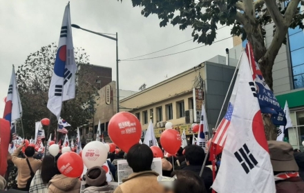 "계엄 합법, 멸공입니다" 시위 주도한 청년들  