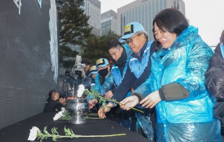 제주항공 참사 1주기 빗속 추모..."철저한 진상규명 촉구"