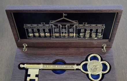 "내가 많이 좋아한다"…李대통령에 '백악관 황금열쇠' 선물 보낸 트럼프