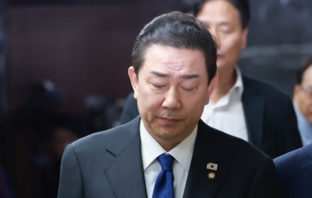 경찰, '공천헌금 의혹' 김병기 부부 등 5명 출국금지