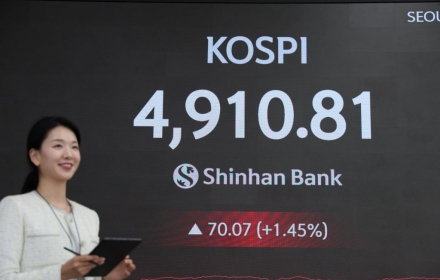 Less Than 100 Points to '5,000': KOSPI Surges Past 4,900