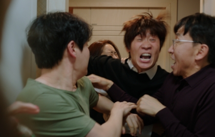 안에선 '내전', 밖에선 '혈맹'이 지독한 가족의 아이러니[슬레이트]