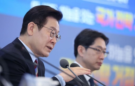 李대통령 "한 사람이 수백채씩 집 사모으면 수만채 지어도 부족"