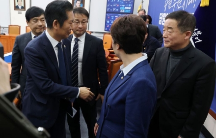 정청래 "지방선거 전 혁신당과 합당 논의 중단…당원들께 사과"