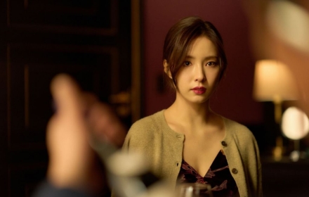 차가운 얼굴에 숨긴 끓는점…신세경의 침묵은 비명보다 강했다[라임라이트]