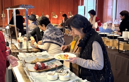 경로당 대신 호텔 뷔페 GOGO!…'할줌마 런치' 전성시대