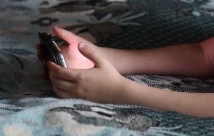 "삼성전자 유튜브, 엄만 꿈에도 모를걸"…'성인물' 너무 쉽게 뚫리는 키즈폰