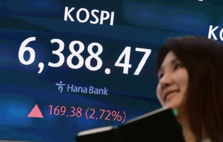 KOSPI Closes at All-Time High, Nears 6,400 Mark