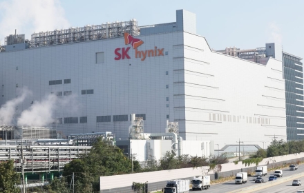 SK하이닉스, 韓반도체 최초 IEEE 혁신상‥'젠슨 황과 AI혁명 주도'