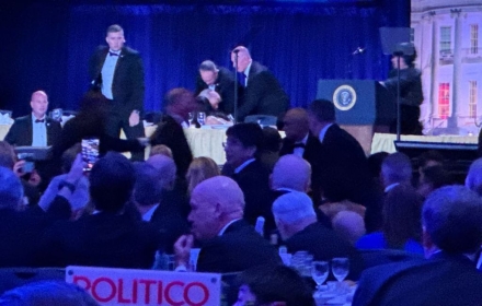 트럼프 참석한 출입기자단 만찬서 총격 추정 폭음…트럼프 피신