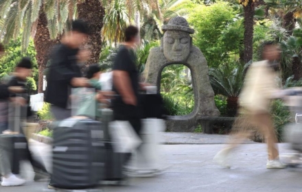 "100만원 더 주고 미국은 못 가겠다"…껑충 뛴 유류할증료에 투숙객 넘쳐는 곳